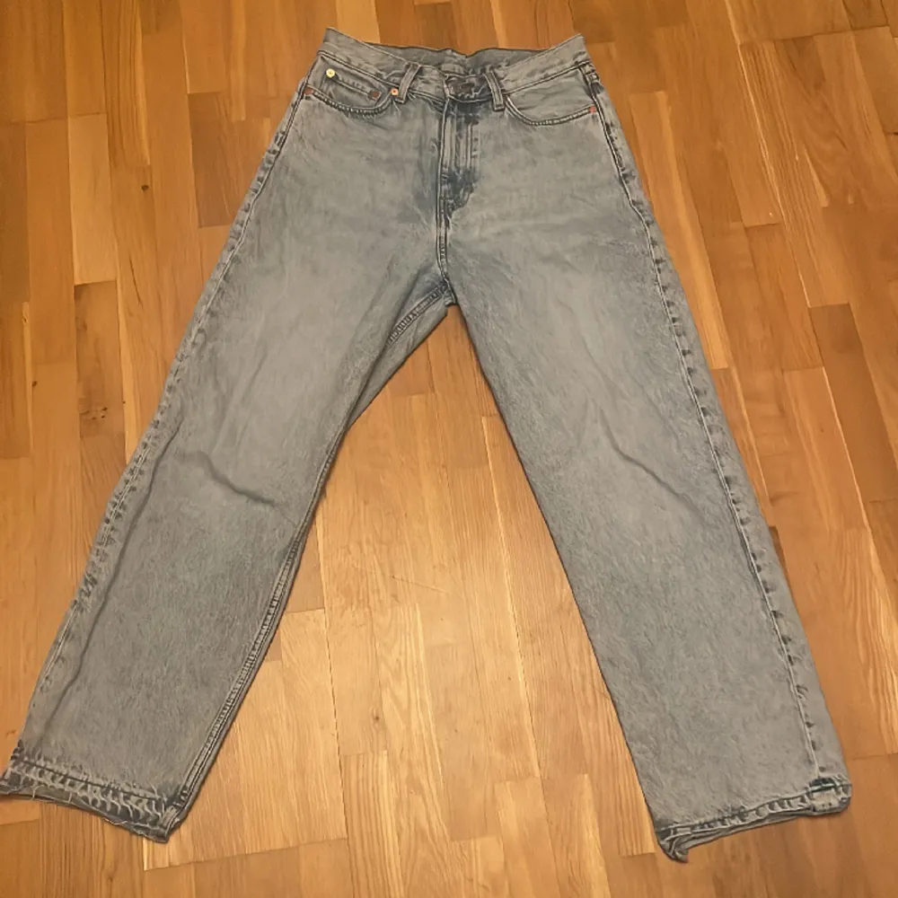 Hej! Säljer dessa loose straight jeans i en ljusblå färg från Weekday då jag har bytt stil. •W28-L32 •Nypris: 600kr •Säljer för: 200kr •Skick: 7/10-lite skadade längst ner och missfärgade vid gylfen. •Skriv privat om du har några frågor! Mvh, Gusten. Jeans & Byxor.