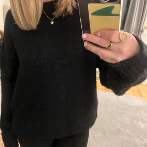 svart stickad - väldigt fin svart stickad från lager 157, inte så använd och är i bra skick!