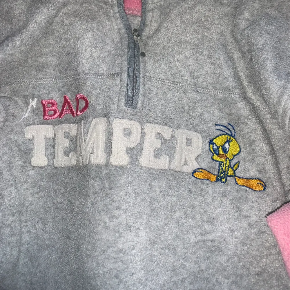 Oversized vintage tweety bird från looney tunes tröja!! Jättebra kvalité o skick!💘💘klicka gärna på köp nu o tveka inte på o skriv om ni undrar över nåt. Hoodies.