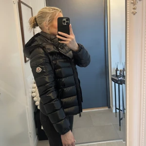 Moncler jacka  - Höst/vinterjacka från Moncler. Storlek 0/XS. Finns kvitto. Skriv för fler bilder. Väldigt fint skick, knappt använd. Nypris ca 15 tusen. 