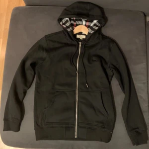 Burberry hoodie - Inget kvitto pga att den är ganska gammal. Används inte längre fortfarande bra skick (8,5/10) pris kan diskuteras vid snabb affär. 