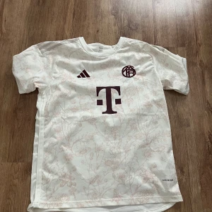 Bayern Tröja - Storlek M Bayern tröja nästan aldrig använd 