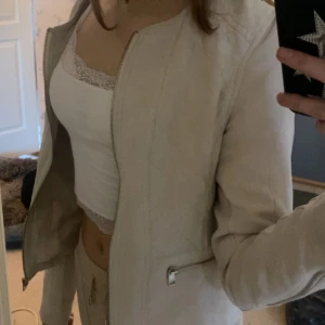 Vår jacka 💕 - Beige vårjacka/sommarjacka🎀 ganska tunna men fodrad 💕
