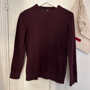 Stickad tröja - Säljer nu min stickade tröja då den är för liten. Tveka inte på att skriva om ni har några frågor eller funderingar 