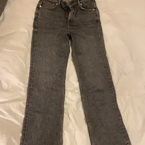 Fina jeans från Arket, de komme inte till användning för att de är för korta på mig. Skulle nog passa om man är 160-165. Bra pris, de är köpta för 600. 