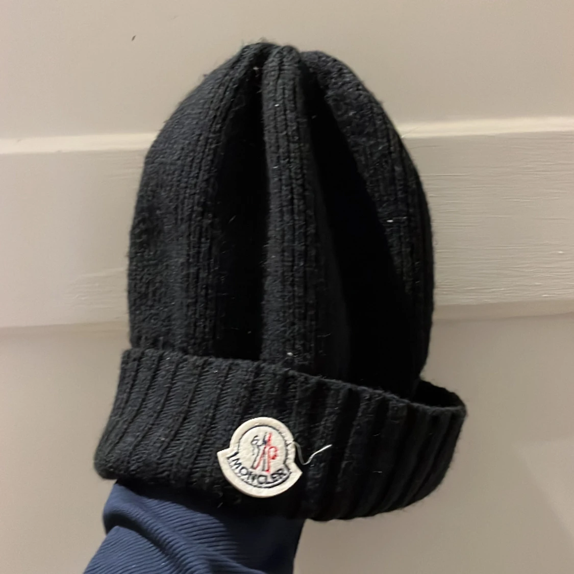 Svart moncler mössa
