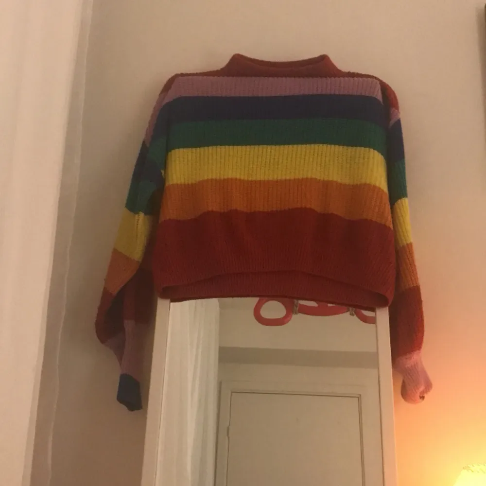  regnbågsfärgad stickad tröja storlek M. Tröjor & Koftor.