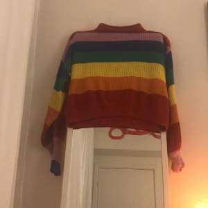  regnbågsfärgad stickad tröja storlek M