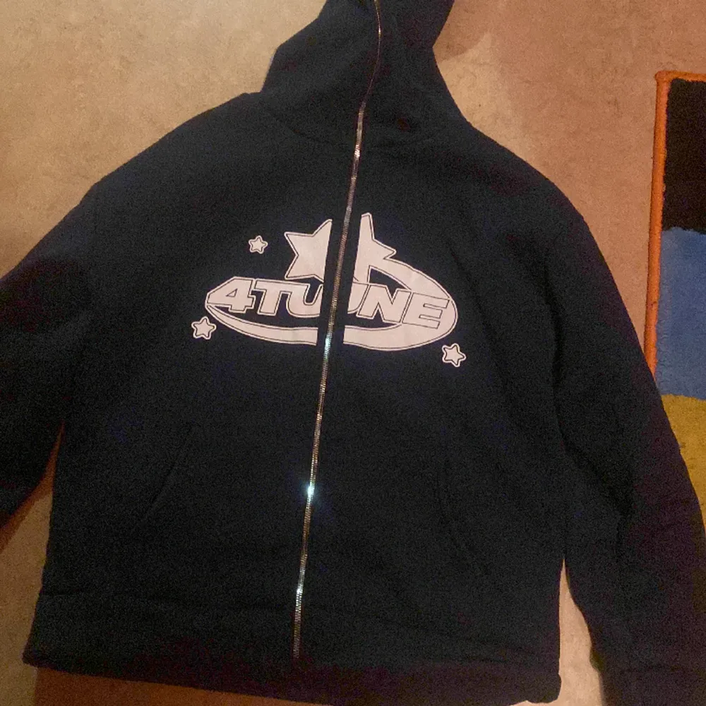 Tjena säljer denna hel zip up hoodie i storlek M. Skriv för mer frågor . Hoodies.