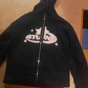 Tjena säljer denna hel zip up hoodie i storlek M. Skriv för mer frågor 
