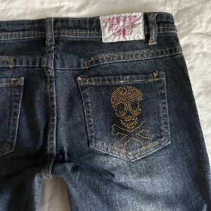 Jeans - Lånade bilder ❗️❗️ Jättesnygga lågmidjade jeans köpta här på plick, men säljer dem igen då de tyvärr är lite för stora för mig 😞