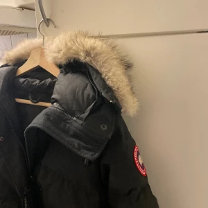 Canada goose jacka - Hejsan,   Haft jackan drygt ett år och tagit knappats på mig den. Det är superbra skicka och riktigt fin jacka mot denna kalla kylan och jag väljer sälja det för har ingen användning av den så jepp