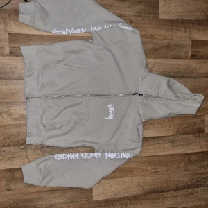 Stussy Big Cities & zip Hoodie (khaki)Limited  - Använd max 5 gånger. Nyskick och startpris på runt 2000kr. Limited world tour drop.