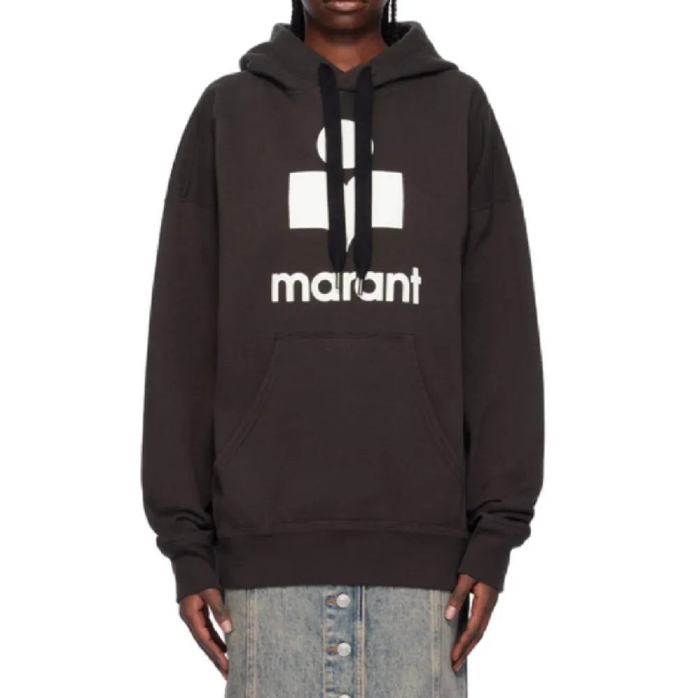 Säljer denna mörkbruna marant hoodie. Tecken på använd men fortfarande i fint skick❤️ har storlek M i vanliga fall och denna passar mig. Nypris runt 3500kr . Hoodies.