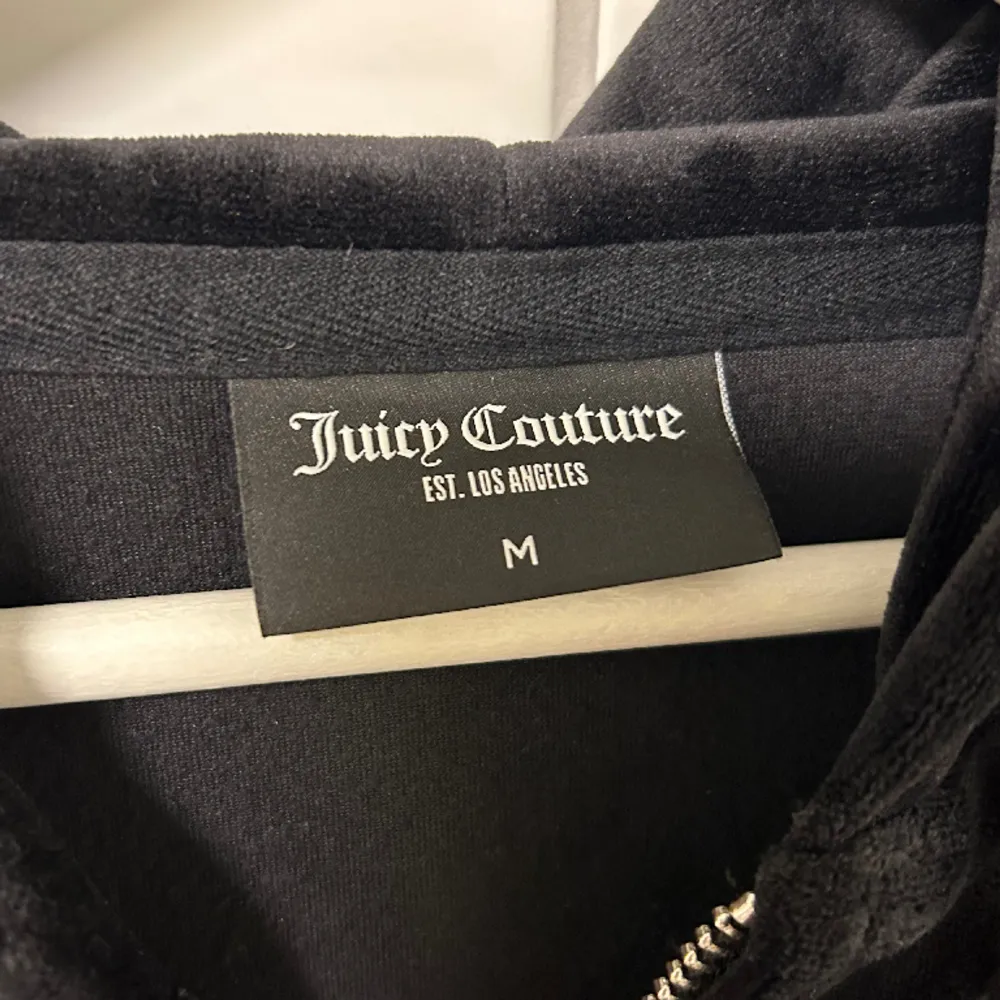 Säljer min svarta Juicy couture tröja då den inte kommer till användning, använd fåtal gånger så känns helt ny. Inga märken el liknande. Köpare står för frakten . Tröjor & Koftor.