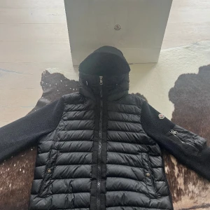 Moncler cardigan  - Hej, säljer min moncler cardigan! Den är storlek S och har användt försiktigt! Den är köpt i butik i Danmark för 8500kr mitt pris är 3999kr allt og medföljer! Hör av er vid intresse 