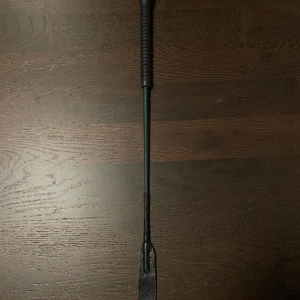 hoppspö  - Säljer fint hoppspö! Märke okänt Säljer pga ingen användning💕 Har ett litet hack i handtaget annars i bra skick! Pris kan diskuteras!