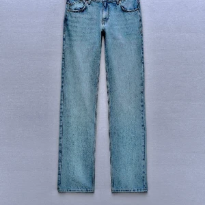 Midwaist jeans Zara - Säljer dessa fin fina Midwaistjeans i mycket bra skick från Zara i storlek 36💕. De är små i storleken, skulle säga att de sitter mer som storlek 34/xs💕 skriv för fler bilder!⭐️