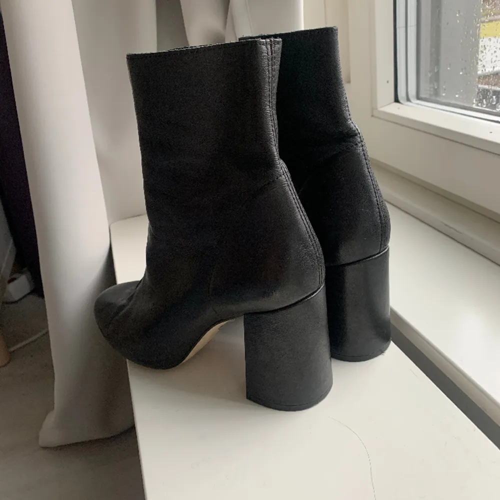 Fina boots i fint äkta läder från Office London.  Storlek 39 (passar mig som är 38.5 ish). Knappt använda och fortfarande i fint skick! Då de är tunnt läder så har de rynkats lite men de hade skett vid första användning.  Hälhöjd : 8 cm Pris kan dis.. Skor.