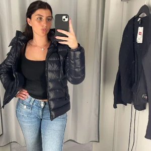 Bady moncler  - Skulle gärna vela byta denna moncler Bady jacka mot en moncler cardigan om någon är intesserad!💞