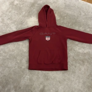 Gant tröja i färgen vinröd - Gant tröja i färgen vinröd. Den är mysig och skön!