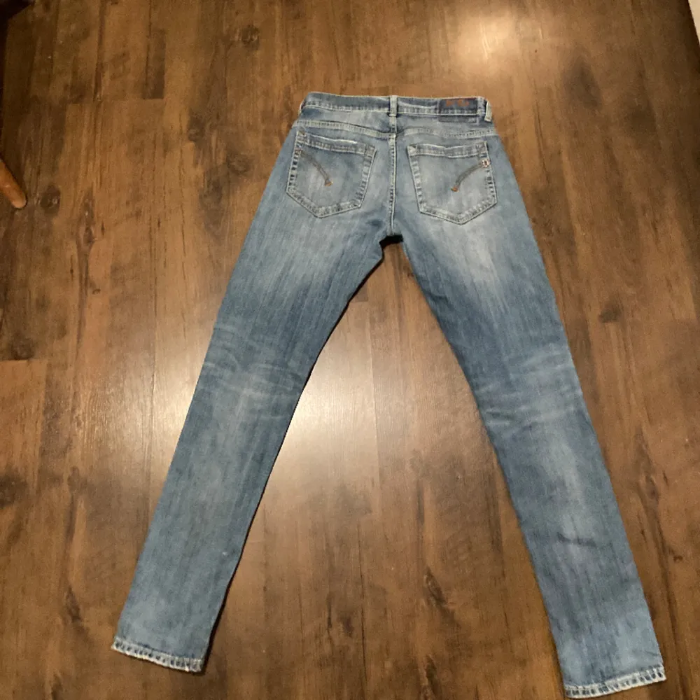 Tjena! Säljer nu min polares jeans i storlek 32🙌  Skick: 8/10  För mer frågor eller bilder så är det bara att skriva!🤝. Jeans & Byxor.