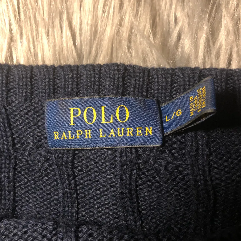 Klicka inte köp nu!!!! Jag säljer denna Ralph lauren tröjan i S/M eftersom det inte är min stil längre och den ligger bara i garderoben, den är använd max 3 gånger. Jag säljer den för 350 och köparen står för frakten🩷. Tröjor & Koftor.