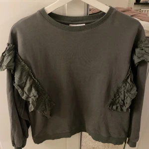 Gina tröja - Säljer denna tröja från Gina Young köpt för cirka ett år sedan. Använd ungefär 4 ggr. Tryck gärna på köp nu!❤️