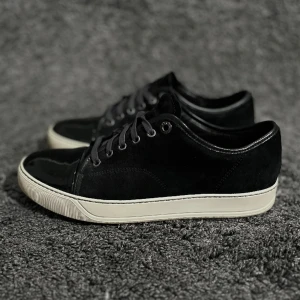 Lanvin skor  - Lanvins skor i den eftertraktade färgen svart. Som nya, endast använda några gånger. Storlek 6 passar 41/42. Nypris 4299kr, köp för endast 2499kr.