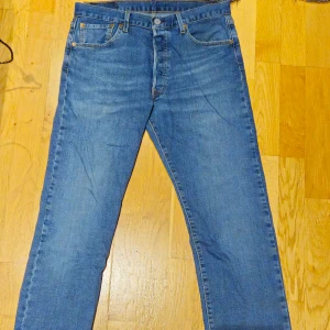 Levi's Jeans 501 32x32 - Säljer mina levis jeans som jag inte använder längre. Dem är 501 i storlek 32x32 så dem är regular fit. Jag är själv 186 och väger 66 ocy dem sitter bra. Dem är i bra skick och knappt använda. Köpt från levis butiken. Mer frågor kan ställas i dm! 