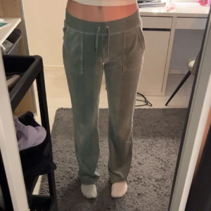 Juicy Couture Byxor - Säljer mina ljusgröna juicy byxor då dom inte kommer till användning. Är nästan i helt nytt skick och knappt använda. Finns inte och köpa längre på hemsidan. Kan tänka mig sälja dom för lite mindre men inte alls för lite! Skriv om du är intresserad!!