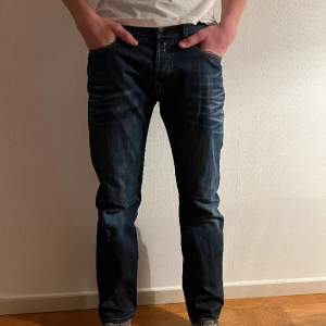 Säljer dessa feta Replay jeans! I storlek 30/32 Modellen är 186cm Hör av er för funderingar eller frågor!