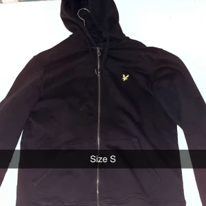 Lyle & Scott Kofta - Väldigt fräsch lyle&scott kofta i svart färg Är i bra skick Pris kan diskuteras vid snabbaffär Kan mötas i stockholm