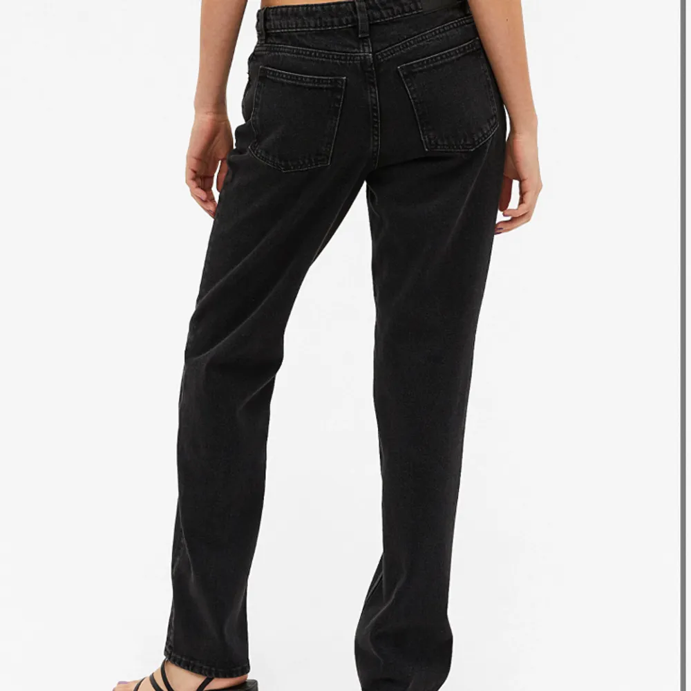 Säljer nu mina midwaist jeans från monki! Storlek 24 men klippta i benen för att passa nån i längden 156-160. De är sparsamt använda och jättefint skick. Supersnygga och populära. Därav nästan slutsålda på hemsidan. Vid frågor/köp kontakta mig🫶🏼. Jeans & Byxor.