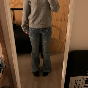 Utsvängda jeans - H&M jeans men inte riktigt min still🩷