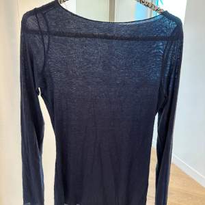 Säljer denna Intimissimi tröja, marinblå i storlek M. Använt ett dusing gånger. Säljer den för att den är för stor för mig.🤗