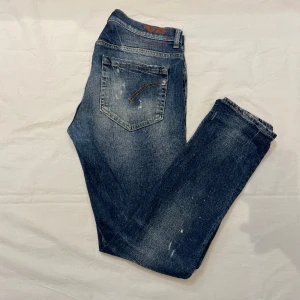 Dondup george  - Hej, Säljer nu mina super snygga och trendiga jeans från dondup. Det är modellen george. Nypris på dessa jeans ligger ungefär på 3200kr. De är i storlek 33 och jag på bilden är 182cm och väger 65kg,(Lite stora på mig i midjan) Hör av er! 🙌🏻