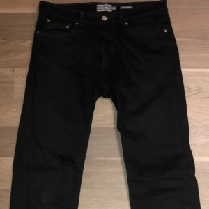 Svarta jeans  - Säljer ett par riktigt stilrena jeans som är köpta på Dressman och är använda 5 gånger. Jeansen är 10/10 i skick och ingen skada.