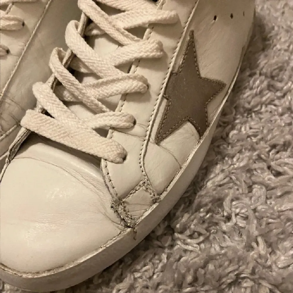 Säljer dessa Golden Goose sneakers i bra skick, storlek 43 i en mycket snygg färg. Kontakta i DM om du har frågor.. Skor.