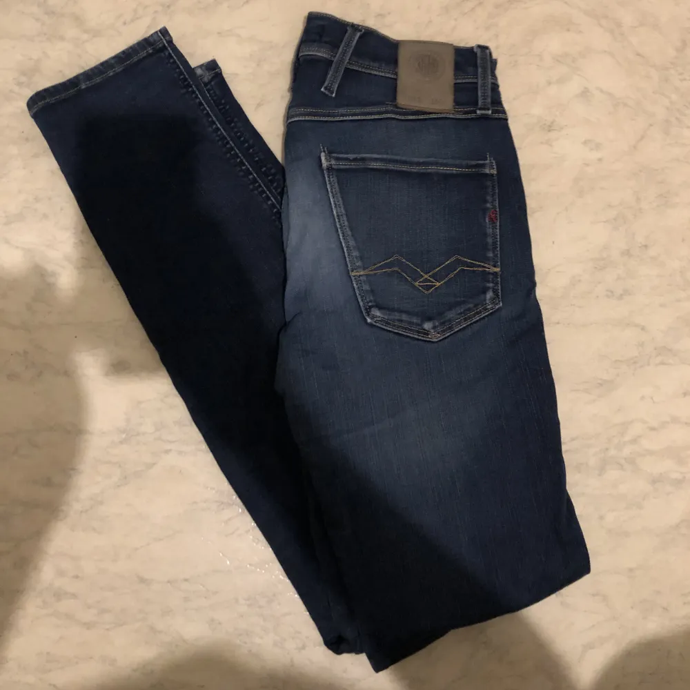 Otroligt snygga och sköna Replay anbass jeans i storlek 30/30 sliten model säljs för endast 549kr skriv gärna vid frågor och funderingar!. Jeans & Byxor.