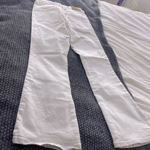 Vita bootcut jeans - Det är vita utslängda jeans helt nya aldrig andvänt pg av att dem va för små. Ordinarie pris är 500 kr men säljer för 350