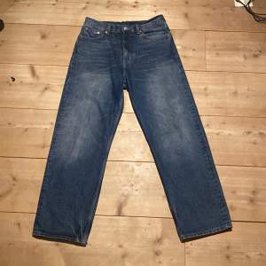 Weekday galaxy jeans använda fast i topp skick. Sitter riktigt bra, lite bredare fast ändå rakt Nypris:600 kr Mitt pris:250 kr Pris kan diskuteras