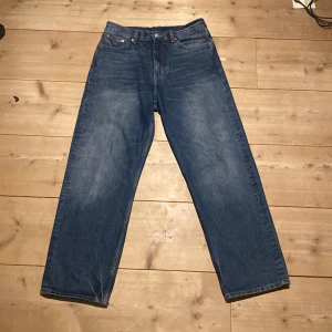 Weekday galaxy jeans - Weekday galaxy jeans använda fast i topp skick. Sitter riktigt bra, lite bredare fast ändå rakt Nypris:600 kr Mitt pris:250 kr Pris kan diskuteras
