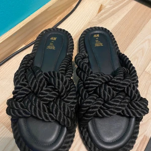 Slip-ins från H&M - Snygga slip-ins från H&M i strlk 42, sköna att gå i och har endast använts ett fatal ggr. Hela och fräscha.