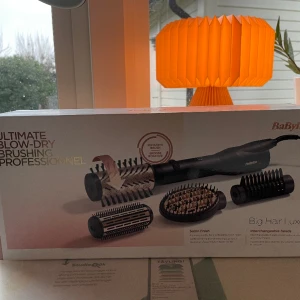 Varmluftsborste från Babyliss  - OÖPPNAD varmluftsborste från babyliss. Säljer eftersom fick två likadana i julklapp och behöver bara en😁 nypris 799kr