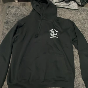 High coast hoodie - Säljer nu min high coast hoodie i storlek M då den inte passar på mig. Skick 10/10