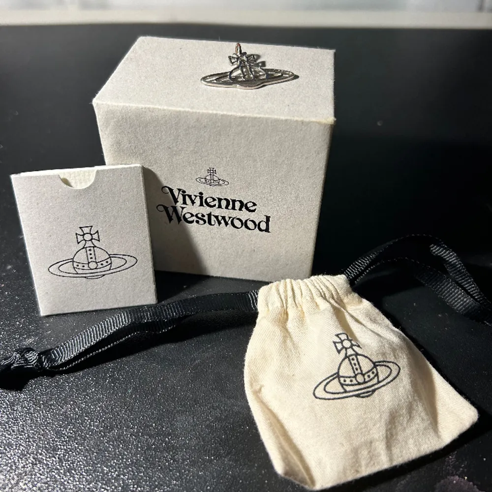 Äkta vivienne westwood pendant, kommer inte med kedja! Om kedja efterfrågas går det att lösa! Använd men fof bra skick. Köptes på hemsidan. Pris går att diskutera!🌟. Accessoarer.