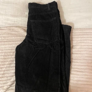 Manchester byxor  - Fina manchester byxor i väldigt bra skick. Passar mig i längd som är 164cm.