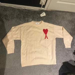 Ami Paris  - Säljer min helt nya Ami Paris tröja som jag fick av min kusin som bara legat i garderoben utan att bli använd! Pris kan diskuteras vid snabb affär! Bara att fråga om ni vill ha fler bilder osv!