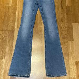 Ett par mellan blåa jeanse från Only, som är bootcut. Mycket bra skicka! 💗